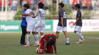 Bek Timnas Indonesia U-19, Rifad Marasabessy, tertunduk sedih usai dikalahkan Thailand U-19 pada laga Piala AFF U-18 di Stadion Thuwunna, Yangon, Jumat (15/9/2017). Indonesia kalah adu penalti dari Thailand. (Bola.com/Yoppy Renato)