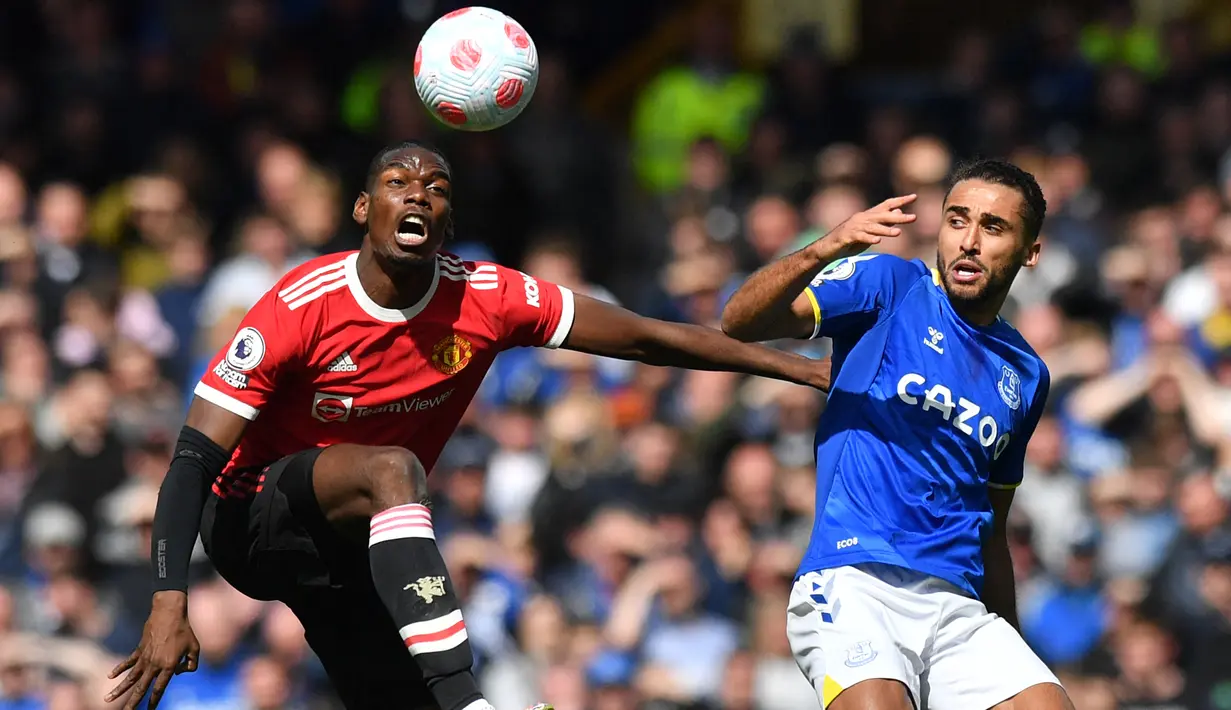 Paul Pogba. Gelandang Prancis berusia 29 tahun yang baru saja meninggalkan Manchester United di periode keduanya bersama Setan Merah ini menjadi pemain Prancis termahal yang pernah didatangkan ke Old Trafford. Ia didatangkan kembali di periode keduanya bersama MU pada awal musim 2016/2017 dari Juventus dengan nilai transfer 105 juta euro atau kini setara Rp1,6 miliar. Di awal musim 2022/2023 ini ia kembali berseragam Juventus usai dilepas MU dengan status bebas transfer. Bersama MU ia total tampil dalam 232 laga di semua ajang dengan torehan 39 gol dan 51 assist. (AFP/Anthony Devlin)