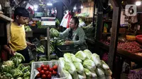 Warga berbelanja bahan kebutuhan pangan di Pasar Senen, Jakarta, Selasa (21/1/2025). (Liputan6.com/Angga Yuniar)