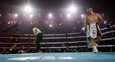 Chef Arnold (kiri) pingsan usai mendapat tamparan dari konten kreator, Codeblue (kanan) dalam laga tinju seri kelima Holywings Sports Show (HSS) di Arena Indonesia, Kompleks Stadion Utama Gelora Bung Karno, Senayan, Minggu (22).  /04/2024).  (Bola.com/Bagaskara Biru)