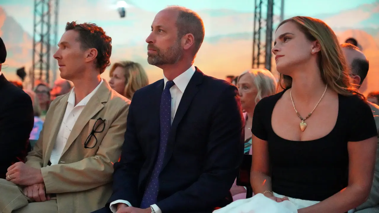 Gaya Emma Watson Saat Bersebelahan dengan Pangeran William, Liontin Hati Jadi Statement