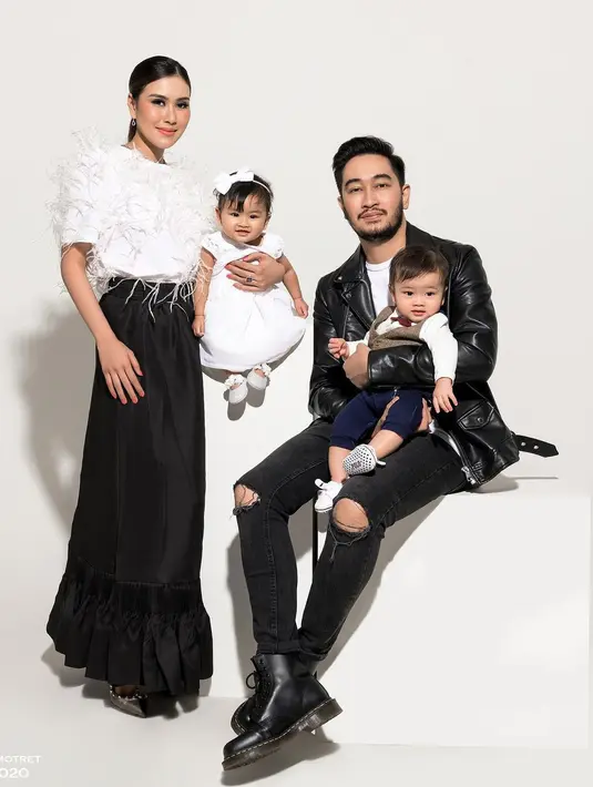 Konsep outfit monokrom dengan latar putih seperti foto keluarga Syahnaz Sadiqah dan Jeje Govinda ini mudah ditiru. [Foto: IG/riomotret].