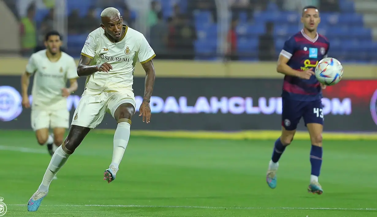 Striker Al Nassr FC, Anderson Talisca melepaskan tendangan saat menghadapi Al Adalah pada laga pekan ke-22 Liga Arab Saudi 2022/2023 di Prince Abdullah Stadium, Rabu (5/4/2023) dini hari WIB. (twitter@AlNassrFC)