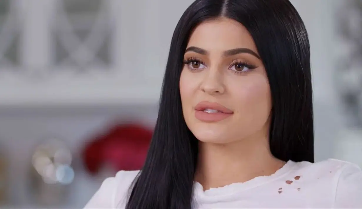Berita mengejutkan hadir dari Kylie Jenner dalam salah satu episode Keeping Up with the Kardashian. (mirror.co.uk)