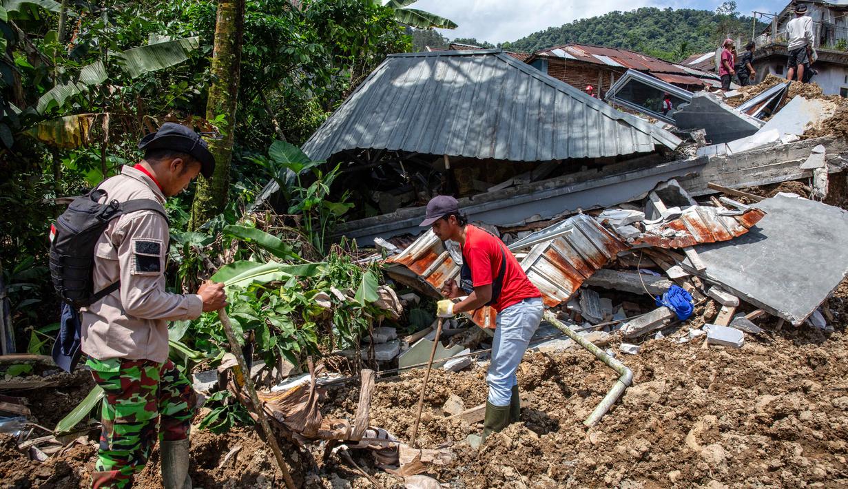 Data Badan Penanggulangan Bencana Daerah (BPBD) Banjarnegara hingga Selasa (18/11/2025) mencatat sekitar 937 orang mengungsi akibat bencana tersebut. Tampak dalam foto, relawan penyelamat mencari korban di antara puing-puing rumah yang hancur di lokasi longsor di Desa Situkung, Banjarnegara, Jawa Tengah, pada Selasa 18 November 2025. (DEVI RAHMAN/AFP)
