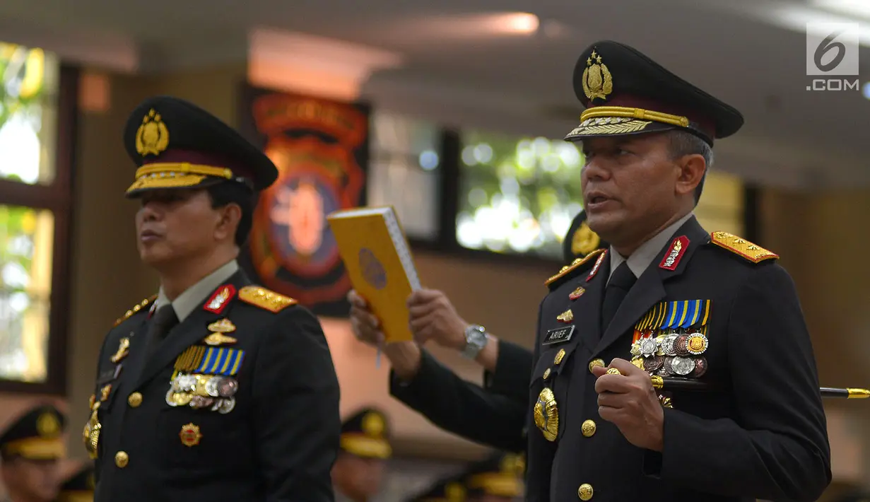 Komjen Pol Ari Dono Sukmanto dan Inspektur Jenderal Polisi Arief Sulistyanto saat disumpah menjadi Wakapolri dan Kabareskrim pada acara Serah Terima Jabatan (Sertijab) di Mabes Polri, Jakarta, Jumat (17/8). (merdeka.com/Imam Buhori)