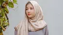 Natasha Rizki sering mengenakan hijab bermotif segiempat. Di look pertama, Natasha tampil dengan hijab berwarna pastel. (Liputan6.com/IG/@natasharizkinew)