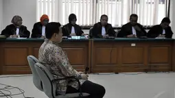 Majelis hakim Pengadilan Tipikor menjatuhkan pidana penjara 3 tahun 6 bulan dan denda Rp 150 juta kepada terdakwa kasus suap proyek tanggul laut Biak Numfor, Teddy Renyut, Jakarta, Rabu (29/10/2014). (Liputan6.com/Miftahul Hayat)