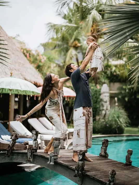 <p>Pesona dari kedua orangtuanya, sudah diwarisi Baby Djiwa sejak dini. Wajah Baby Djiwa tampak bule banget. [Foto: Instagram/dimsanggara]</p>