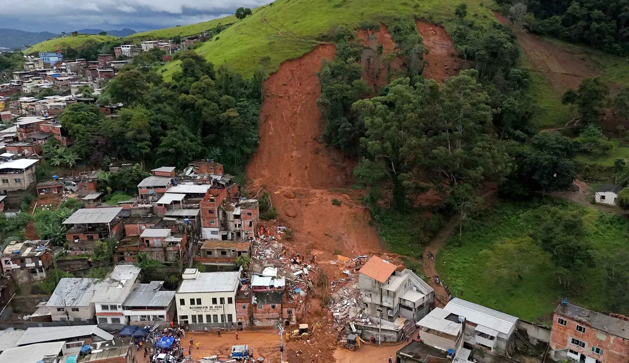 Foto udara menunjukkan tim penyelamat mencari korban di tengah reruntuhan setelah tanah longsor akibat hujan lebat di lingkungan Barrio Parque Jardim Burnier, Juiz de Fora, Negara Bagian Minas Gerais, Brasil, pada 24 Februari 2026. (Pablo PORCIUNCULA/AFP)