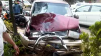 2 Pengendara Motor Tewas Ditabrak Kijang di Depok