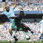 Striker Manchester City, Sergio Aguero, berebut bola dengan pemain Tottenham Hotspur, Davinson Sanchez, pada laga Premier League di Stadion Etihad, Sabtu (20/4). Manchester City menang 1-0 atas Tottenham Hotspur. (AP/Rui Vieira)