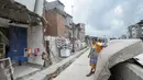 Warga saat berada di dekat bantaran Kali Krukut, Taman Sari Jakarta Barat, Kamis (3/11). Sebelumnya, sebanyak 44 bangunan di bantaran Kali Krukut dibongkar terkait program penataan oleh Pemprov DKI pada 2 Juni lalu. (Liputan6.com/Yoppy Renato)