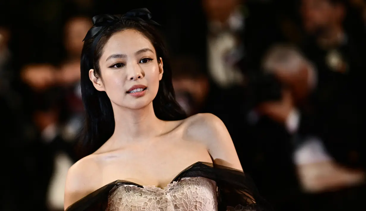 <p>Penyanyi dan aktris Korea Selatan Jennie Kim tiba untuk pemutaran film "The Idol" pada Festival Film Cannes edisi ke-76 di Cannes, Prancis selatan, 22 Mei 2023. (Photo by LOIC VENANCE / AFP)</p>