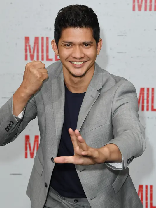Bintang laga, Iko Uwais memamerkan gerakan pencak silat ketika menghadiri acara gala premier film Mile 22 di Los Angeles, Kamis (9/8). Iko Uwais tampil dalam balutan setelan jas abu-abu yang dipadukan dengan kaus warna gelap. (AFP PHOTO / Mark RALSTON)