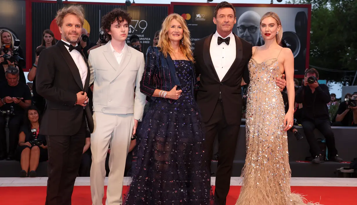 Sutradara Florian Zeller (dari kiri) Zen McGrath, Laura Dern, Hugh Jackman, dan Vanessa Kirby berpose untuk para fotografer setibanya di pemutaran perdana film 'The Son' selama Festival Film Venesia edisi ke-79 di Venesia, Italia, Rabu (8/9/2022). Jackman berperan sebagai seorang ayah yang putranya yang berusia 17 tahun datang untuk tinggal bersamanya setelah memutuskan bahwa dia tidak dapat lagi tinggal bersama ibunya (Dern) bertahun-tahun setelah perceraian orang tuanya. (Joel C Ryan/Invision/AP)