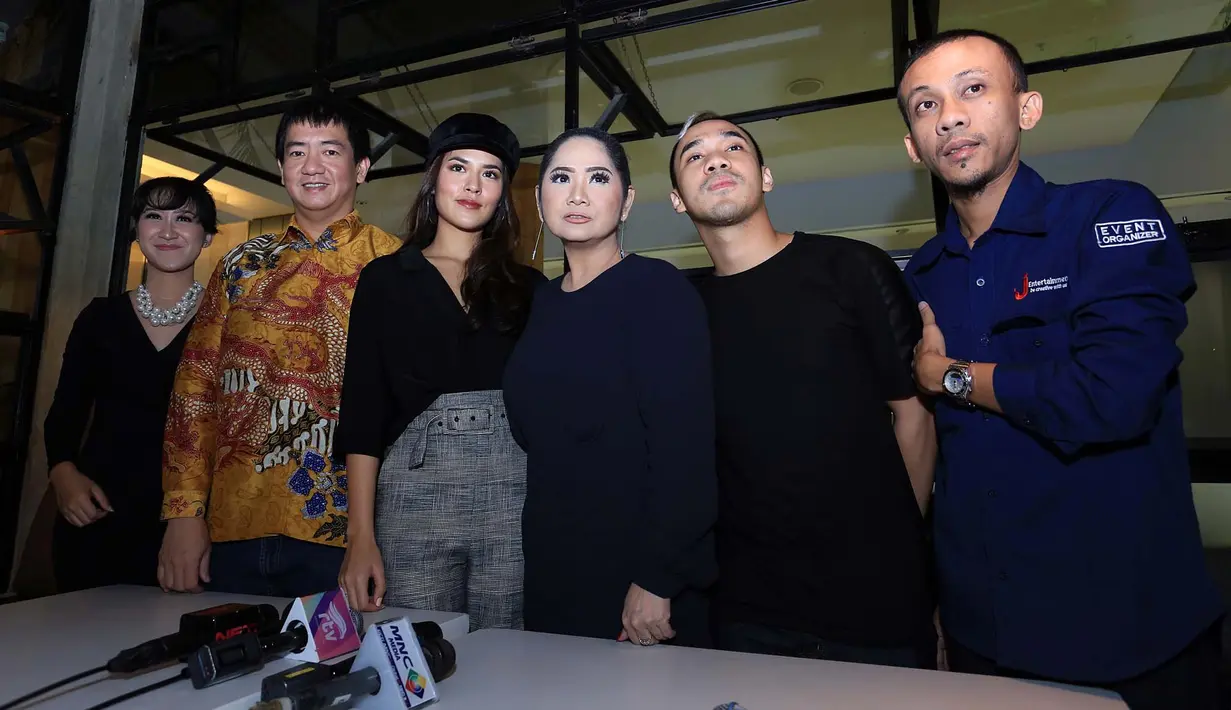Sekitar 12 lagu akan dibawakan Vina Panduwinata dan Raisa Andriana. Keduanya juga akan diiringi grup musiknya masing-masing. Selain keduanya, acara The Best of 2 Divas Concert juga diramaikan musisi lain. (Deki Prayoga/Bintang.com)