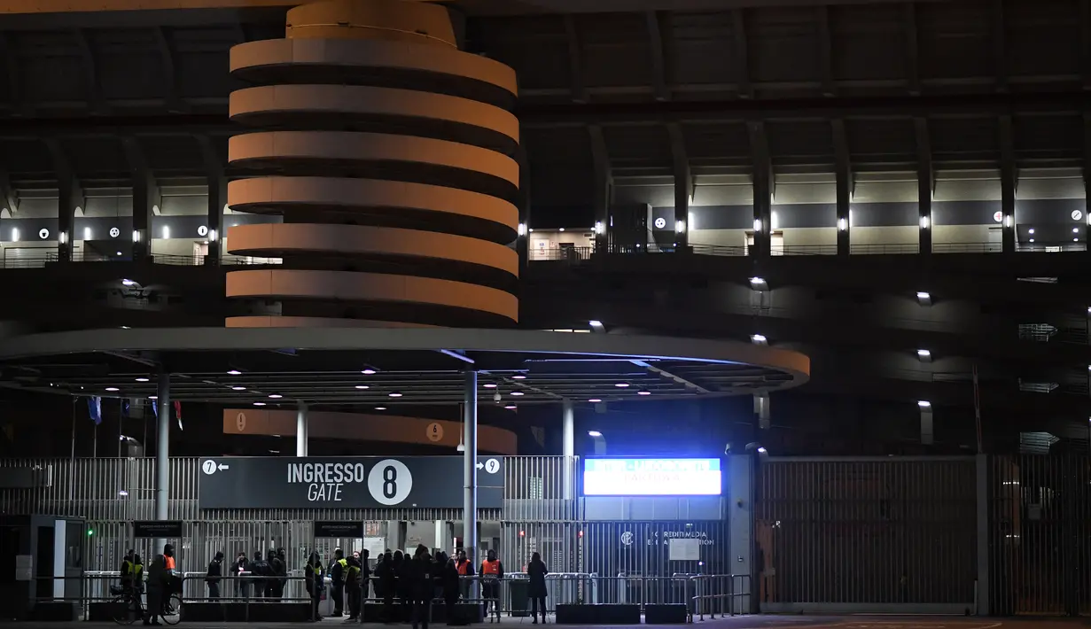 Pengurus berjaga di luar Stadion San Siro di Milan, Italia (27/2/2020). Akibat virus COVID-19 yang sedang mewabawah, pertandingan leg kedua babak 32 besar Liga Europa UEFA antara Inter Milan melawan Ludogorets dimainkan tanpa penonton. (Xinhua/Alberto Lingria)