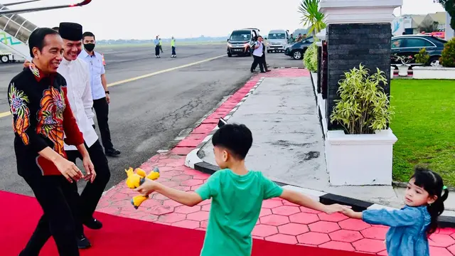 Presiden Joko Widodo atau Jokowi telah tiba kembali di Pangkalan TNI AU Adi Soemarmo Kabupaten Boyolali, Jawa Tengah, Jumat (21/4/2023) sore.