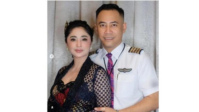 Sempat Dikira Putus, Ini 6 Potret Dewi Perssik dan Rully yang Makin Mesra