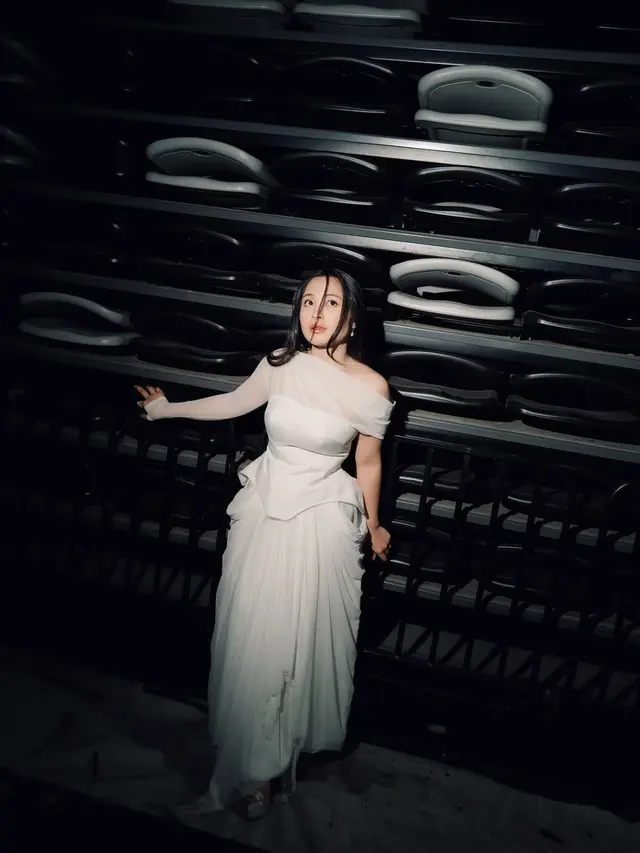 Biasa Tampil Serba Hitam, 6 Pesona Bernadya Bak Bidadari dalam Balutan Gaun Putih di Konser Rossa