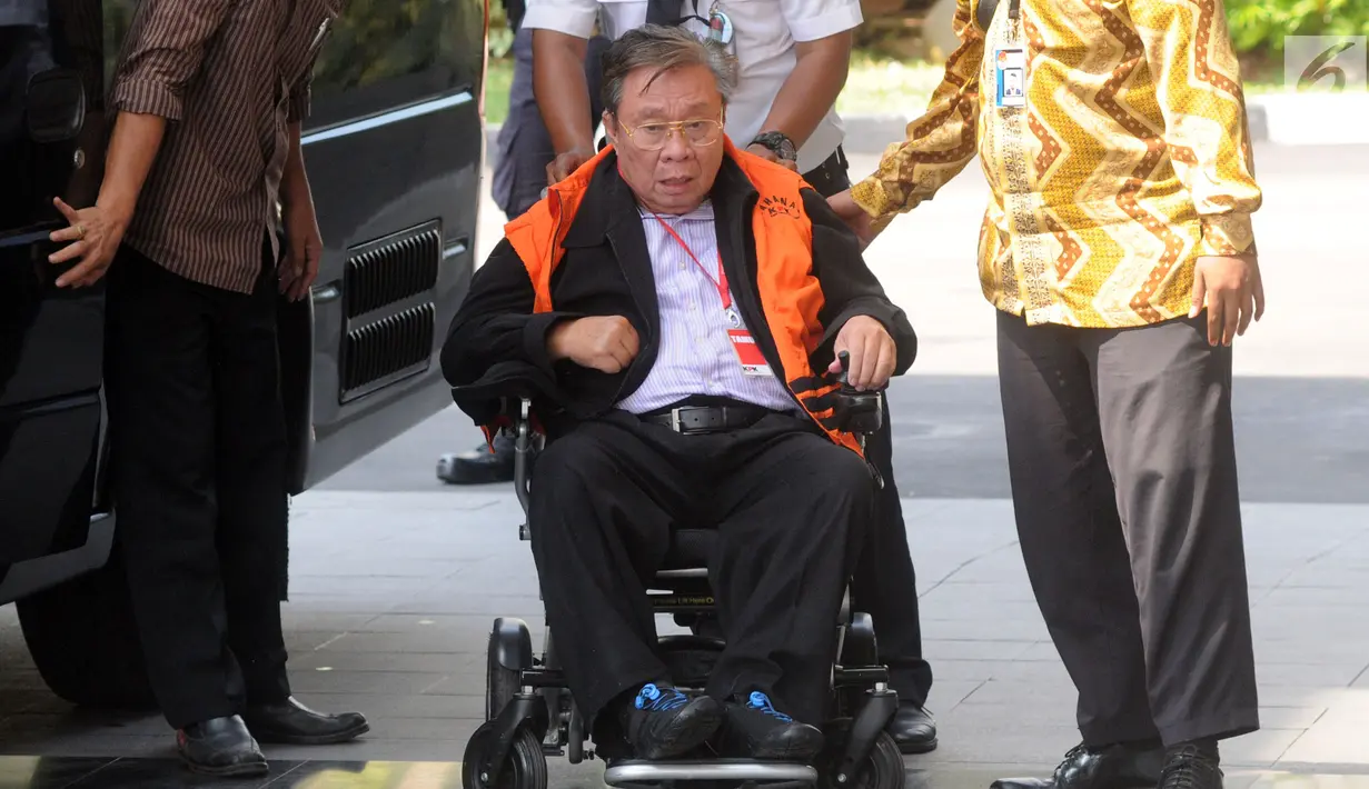 Dirut PT Wijaya Kusuma Emindao (WKE) Budi Suharto tiba di Gedung KPK, Jakarta, Senin (7/1). Budi diperiksa sebagai tersangka terkait dugaan suap sejumlah proyek pembangunan SPAM TA 2017-2018 di Kementerian PUPR. (Merdeka.com/Dwi Narwoko)