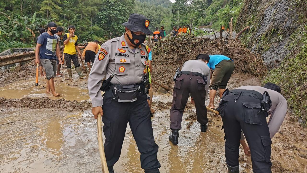Material longsor sempat menutup akses jalan penghubung Kebumen-Banjarnegara. (Foto: Liputan6.com/Polres Kebumen)
