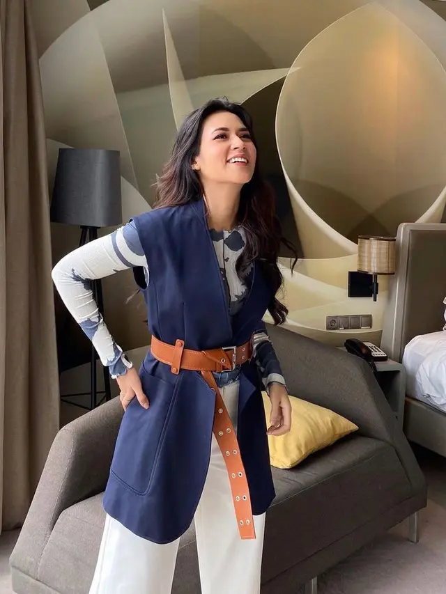 8 Cara Seru Mix and Match Baju Warna Navy ala Seleb, Jennie BLACKPINK-Najwa Shihab