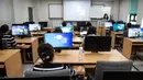 Para pembelot Korea Utara mengikuti kelas komputer di Hanawon (Pusat Dukungan Permukiman untuk Pengungsi Korea Utara) di Anseong, Provinsi Gyeonggi, Korea Selatan, Senin (10/7/2023). Hanawon adalah fasilitas Korea Selatan untuk pelatihan adaptasi sosial para pembelot Korea Utara, mempersiapkan mereka untuk hidup di Korea Selatan. (Heon-Kyun Jeon/Pool Photo via AP)