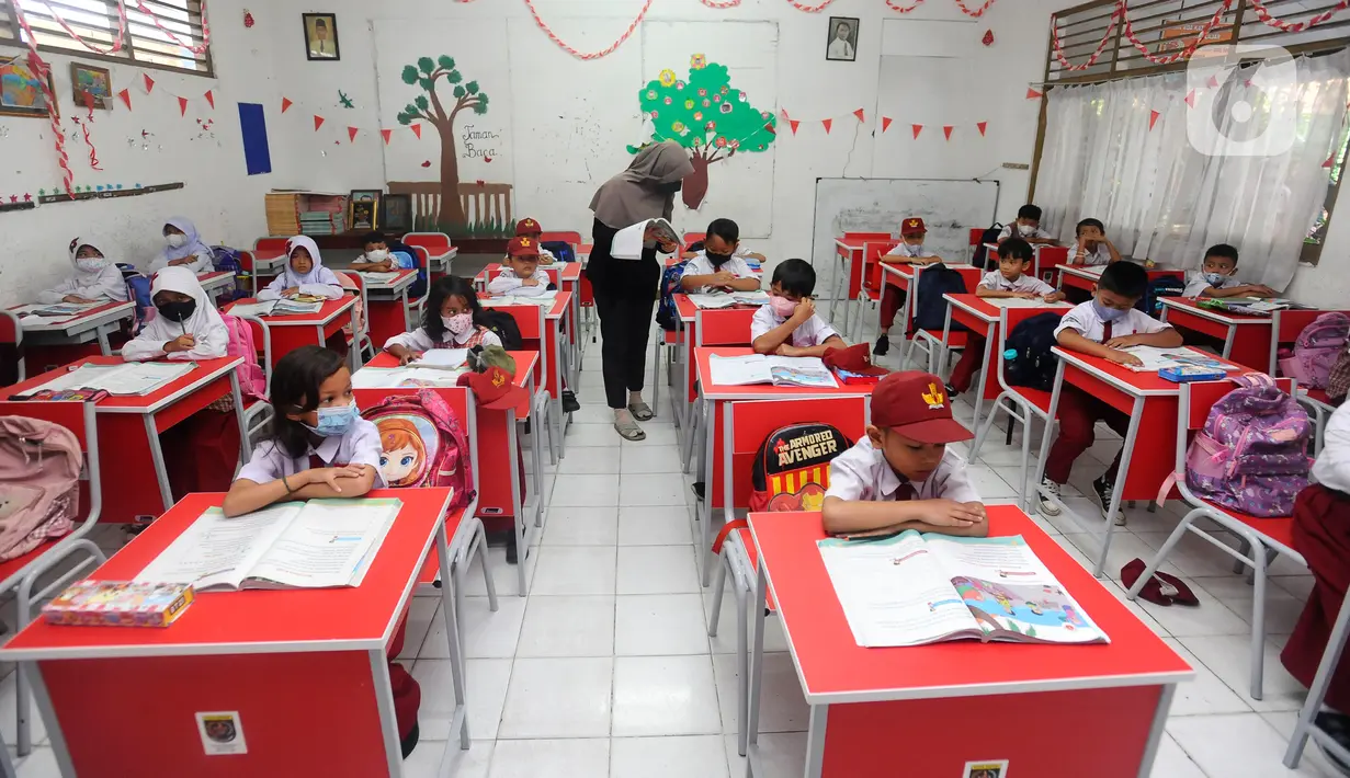 Orang tua murid menjadi guru dadakan dalam kegiatan belajar mengajar siswa dan siswi di SDN Pondok Cina 1, Depok, Jawa Barat, Senin (14/11/2022). Hingga kini, para orang tua masih berkumpul di sekolah dan meminta kepastian dari Pemerintah Kota (Pemkot) Depok. (merdeka.com/Arie Basuki)