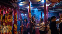 Warga etnis Tionghoa memadati klenteng melaksanakan sembahyang menyambut Tahun Baru Imlek 2568 memanjatkan permohonan agar diberi kesehatan dan kesuksesan, Jakarta Barat, Jumat (27/1). (Liputan6.com/Gempur M Surya)