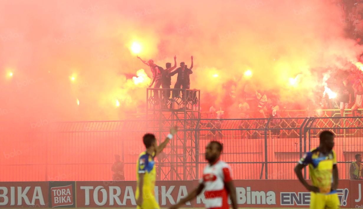 Para Pemain Madura United dan Persiba Balikpapan hanya tertegun melihat ulah suporter memperingati ulang tahunnya pada Torabika SC 2016 di Stadion Gelora Bangkalan, Senin(13/6/2016).  (Bola.com/Nicklas Hanoatubun)