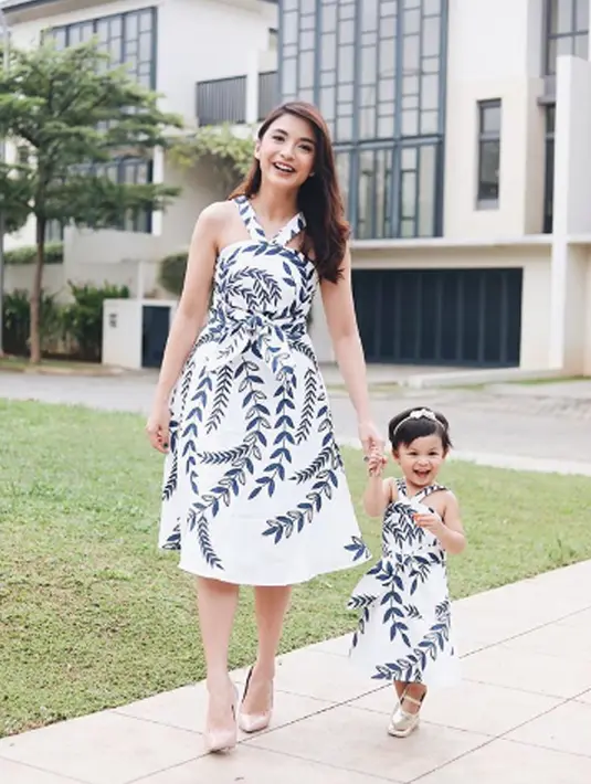 Mengenakan dress dengan model dan motif yang sama. Nastusha terlihat sangat menggemaskan. (Liputan6.com/IG/chelseaoliviaa)