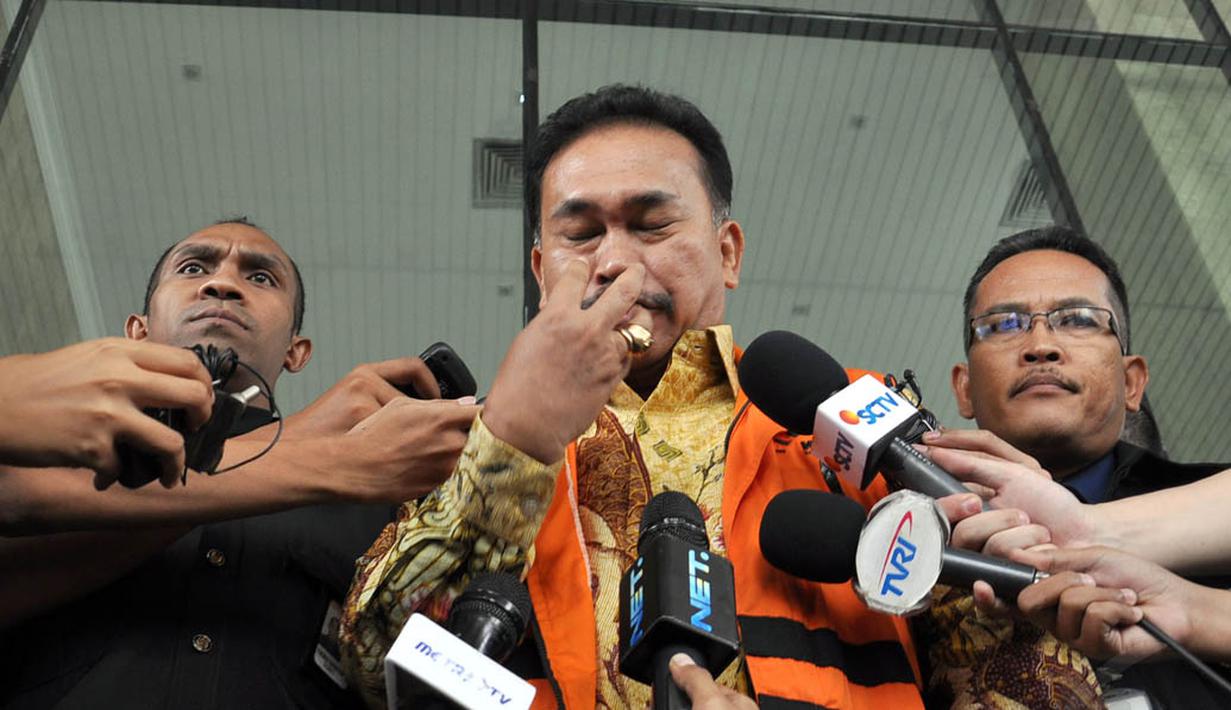 Bupati Tapanuli Tengah Raja Bonaran Situmeang menjelaskan, pemeriksaan tidak jadi dilakukan lantaran kondisi kesehatannya yang kurang baik, Jakarta, (15/10/14). (Liputan6.com/Miftahul Hayat) 