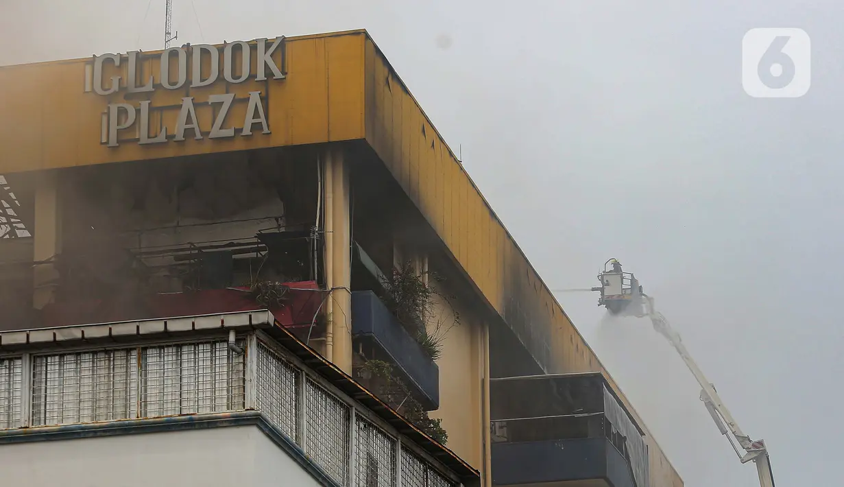 Personel pemadam kebakaran terus melakukan penyemprotan untuk pendinginan setelah terjadi kebakaran di Glodok Plaza, Jakarta, Kamis (16/1/2025). (Liputan6.com/Angga Yuniar)