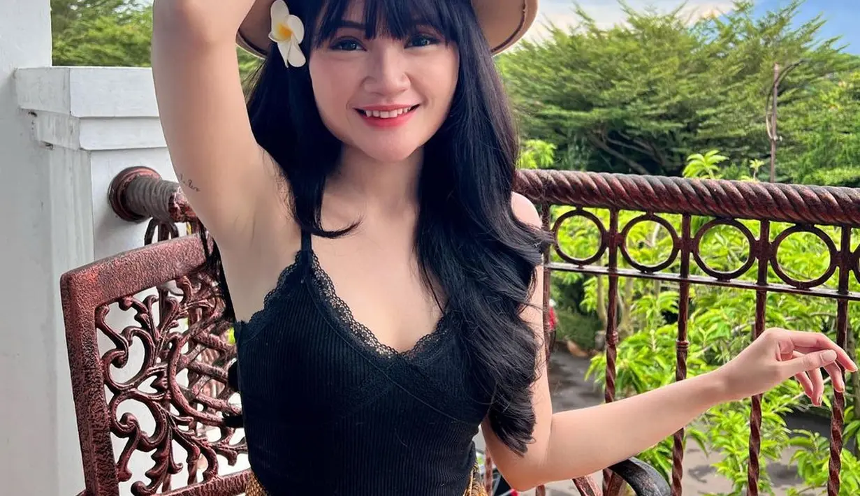 Di luar aktivitas panggung, penyanyi keturunan Jawa-Kalimantan ini juga kerap tampil kekinian dengan kain tradisional. @fannysoegi.