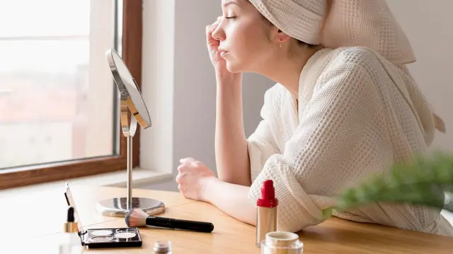 Kulit Kering Tetap Glowing dengan Ritual Pagi Face Mist dan Moisturizer untuk Hasil Dewy Natural