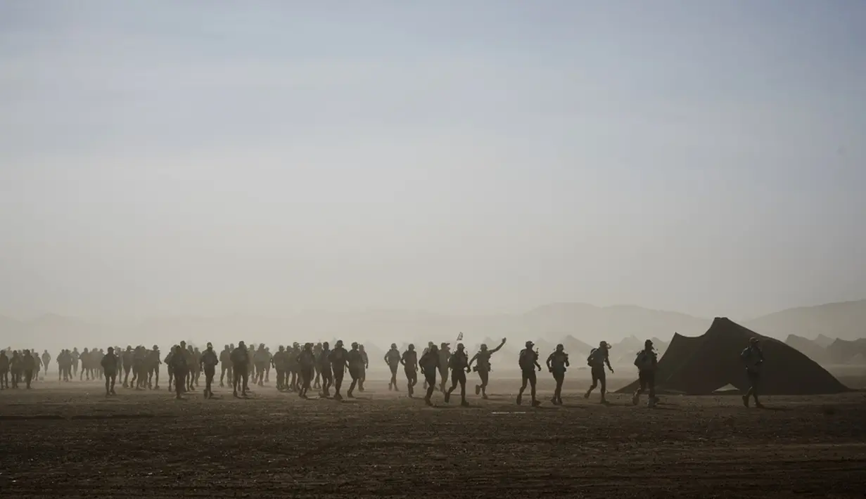 Para pelari berpartisipasi dalam etape amal untuk UNICEF dalam Marathon des Sables antara Bou Makhlouf dan Tazoulait di selatan Gurun Sahara, Maroko, (16/4/2016). (AFP/Jean-Philippe Ksiazek)