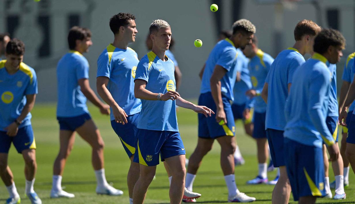 Laga ini jadi ujian penting bagi kedua tim dalam perburuan tiket semifinal Liga Champions 2025/2026. Tampak dalam foto, gelandang Barcelona asal Spanyol, Daniel Olmo (tengah) bersama rekan setimnya saat sesi latihan menjelang pertandingan leg pertama perempat final Liga Champions 2025/2026 melawan Atletico Madrid di lapangan latihan Joan Gamper, Sant Joan Despi, dekat Barcelona, pada Selasa 7 April 2026. (MANAURE QUINTERO/AFP)