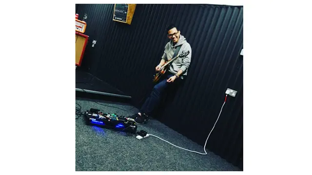 6 Potret Alif Maulana, Mahasiswa Asal Indonesia yang Jadi Musisi di Inggris