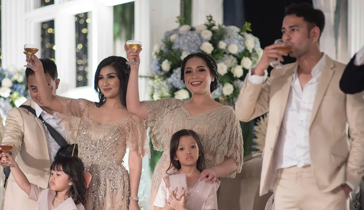 Tak hanya saat prosesi akad nikah, namun juga saat resepsi Nisya dan Gigi kompak memakai busana yang sama, namun hanya berbeda model. Terlihat mereka bersulang di acara resepsi Syahnaz dan Jeje. (Instagram/nissyaa)