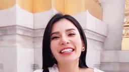 Maria Vania menebar pesonanya dengan senyum manis yang bikin hati meleleh. aura seksi tetap terpancar dari wanita yang memiliki body goals idaman ini. (Instagram/maria_vaniaa)