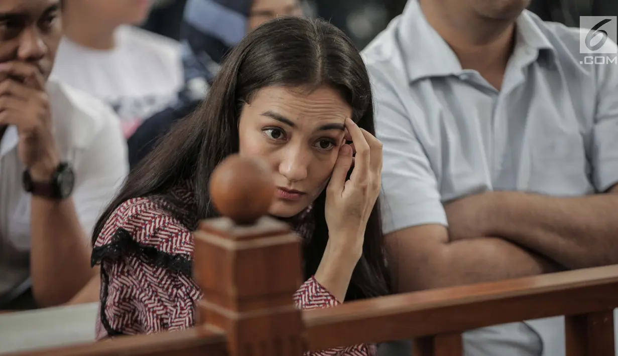 Ekspresi Atiqah Hasiholan saat menghadiri sidang putusan kasus dugaan penyebaran berita bohong atau hoaks dengan terdakwa Ratna Sarumpaet di PN Jakarta Selatan, Kamis (11/7/2019). Anak Ratna Sarumpaet lainnya yang menghadiri sidang ini adalah Mohammad Iqbal Alhady. (Liputan6.com/Faizal Fanani)