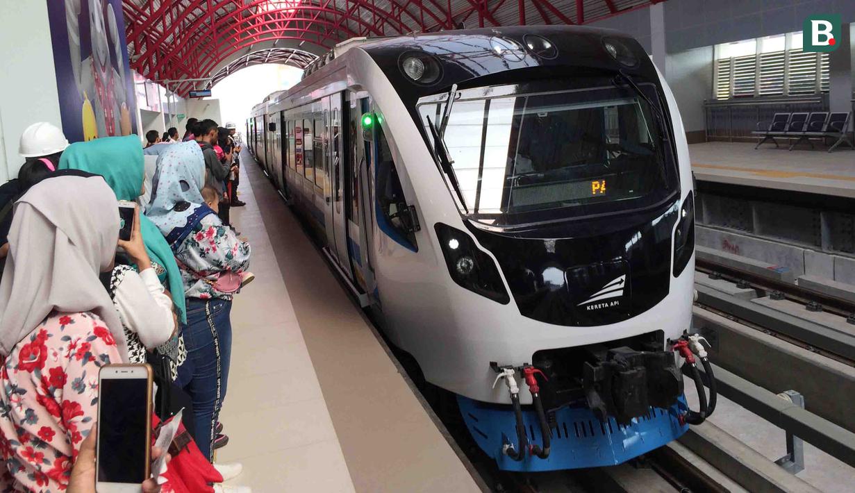 Para penumpang menunggu kedatangan kereta di Stasiun LRT Palembang, Sumatra Selatan, Minggu (5/7/2018). LRT ini akan menjadi salah satu solusi transportasi saat Asian Games mendatang. (Bola.com/Reza Bachtiar)
