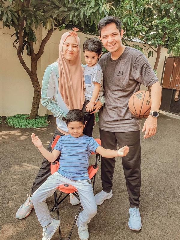 Alyssa Soebandono dan keluarga. (Foto: Instagram @ichasoebandono)