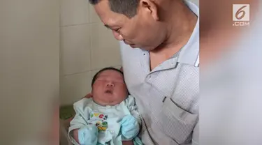 Seorang Ibu di Vietnam baru saja melahirkan bayi dengan bobot 7,1 kilogram. Foto-foto bayi ini mendadak viral di media sosial.