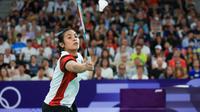 Pebulutangkis Indonesia, Gregoria Mariska Tunjung berusaha mengembalikan bola saat menghadapi wakil Republik Ceska, Tereza Svabikova pada laga terakhir Grup G nomor tunggal putri cabor bulutangkis Olimpiade Paris 2024 di Porte de la Chapelle Arena, Paris, Rabu (31/7/2024). Gregoria Mariska Tunjung menang straight-game 21-12, 21-18. (Dok. NOC Indonesia/Naif Muhammad Al'as)