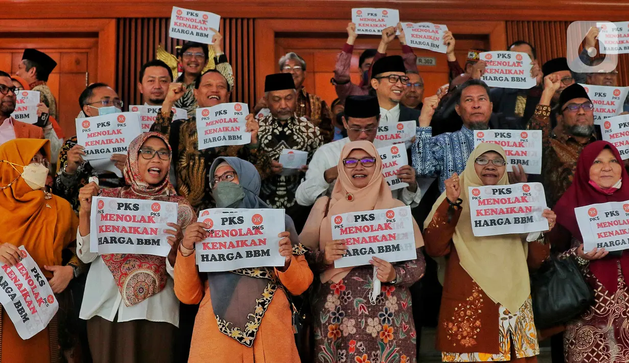 Anggota Fraksi PKS memegang poster bertuliskan “Tolak Kenaikan Harga BBM” seusai walkout dari Rapat Paripurna ke-4 masa persidangan I tahun 2022-2023 di Kompleks Parlemen, Senayan, Jakarta, Selasa (6/9/2022). Seluruh anggota Fraksi PKS DPR RI walk out atau keluar dari ruangan di tengah agenda rapat paripurna DPR RI sebagai bentuk penolakan harga BBM naik. (Liputan6.com/Angga Yuniar)