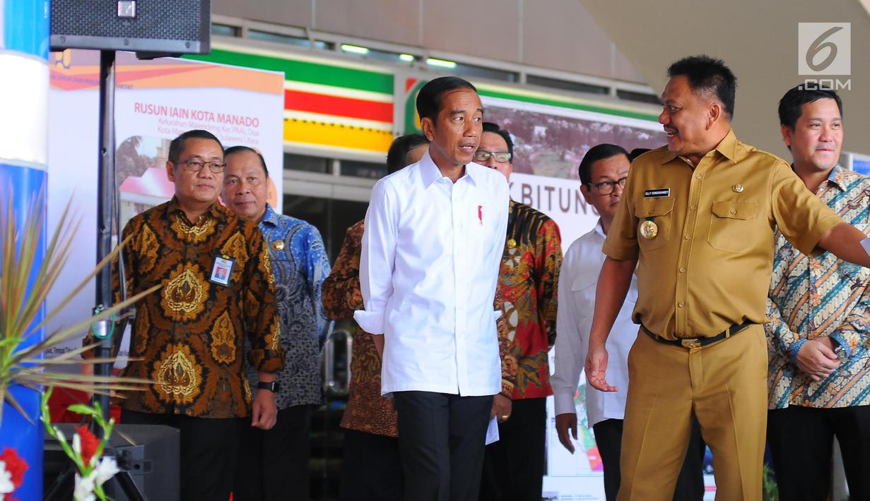 Presiden Joko Widodo mengikuti prosesi peresmian proyek Kawasan Ekonomi Khusus (KEK) di Bandara Sam Ratulangi, Manado, Senin (1/4). Jokowi meresmikan tiga KEK, Rusun Mahasiswa IAIN Kota Manado dan Rusun Mahasiswa UKI Kota Tomohon. (Liputan6.com/Angga Yuniar)
