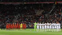 Setelah mengetahui kejadian tersebut, para pemain Timnas Swedia meminta ke ofisial tim dan pertandingan untuk tak melanjutkan pertandingan yang juga disetujui oleh para pemain Belgia. (AFP/John Thys)